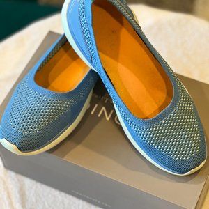 VIONIC  Azure Knit Kallie Slip on Sneaker -  size 8 - Used